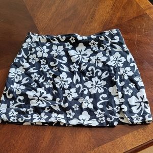 WILD FABLE Black and white  cute mini skirt women size 10 Hawaiian style. NWOT.